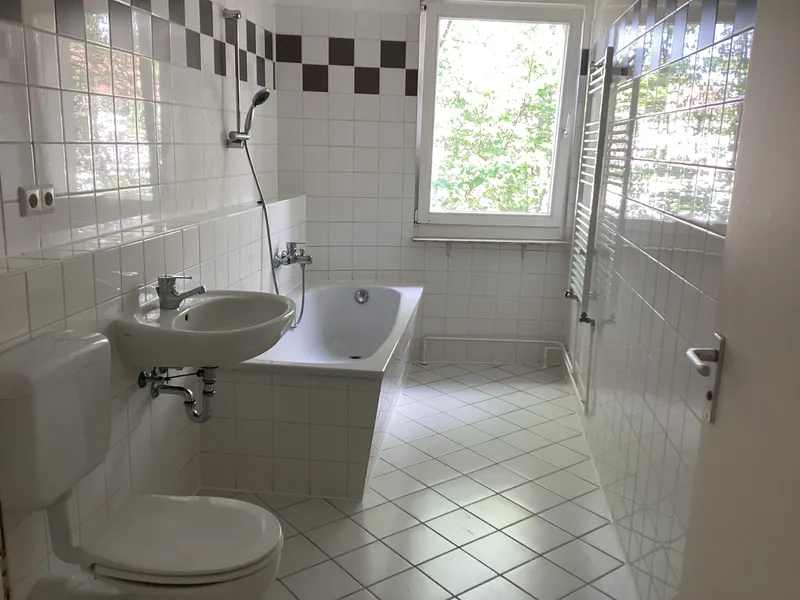 Sanierte Wohnung mit Balkon in Berlin Karow ab sofort ! — photo 1
